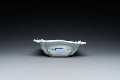 Deux vases et un saladier en fa&iuml;ence de Delft en bleu et blanc &agrave; d&eacute;cor chinois, 17/18&egrave;me