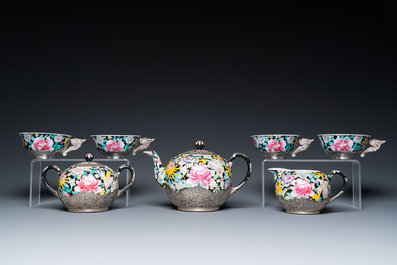 Service &agrave; th&eacute; de huit pi&egrave;ces en porcelaine de Chine famille rose &agrave; d&eacute;cor millefleurs &agrave; monture en argent, marque de Qianlong, 20&egrave;me