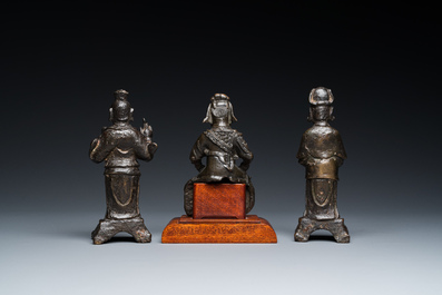 Drie Chinese bronzen figuren van Guanyu, Li Jing en een ambtenaar, Ming