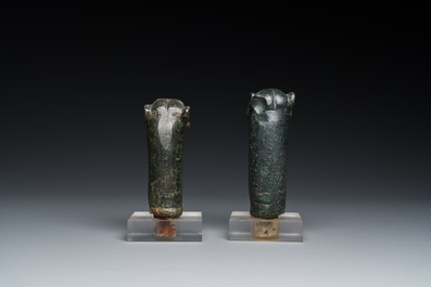 Paire d'ornements romains en forme de t&ecirc;te de panth&egrave;re et crochets en forme de doigt en bronze, ca. 2&egrave;me