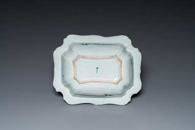 Deux vases et un saladier en fa&iuml;ence de Delft en bleu et blanc &agrave; d&eacute;cor chinois, 17/18&egrave;me