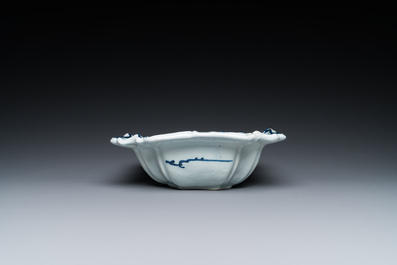 Deux vases et un saladier en fa&iuml;ence de Delft en bleu et blanc &agrave; d&eacute;cor chinois, 17/18&egrave;me