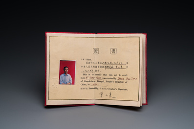 Een grote Chinese famille rose figuur van Guandi, gesign. Zeng Shandong 曾山東, gedat. 1984