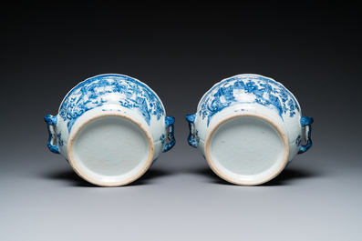 Paire de terrines couvertes en porcelaine de Chine en bleu et blanc, Qianlong