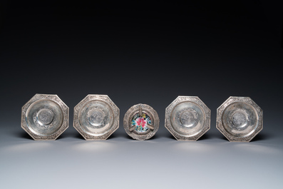 Service &agrave; th&eacute; de huit pi&egrave;ces en porcelaine de Chine famille rose &agrave; d&eacute;cor millefleurs &agrave; monture en argent, marque de Qianlong, 20&egrave;me