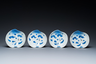 Vier Japanse blauw-witte driepotige perzikvormige schotels met kraanvogels, Edo, 18/19e eeuw