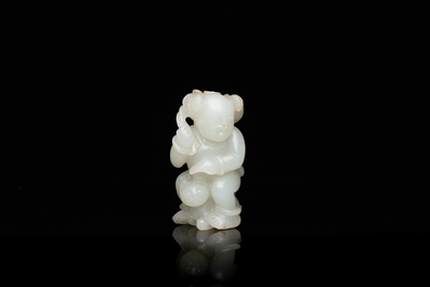 Sculpture en jade c&eacute;ladon d'un gar&ccedil;on avec un chat, Chine, Qing