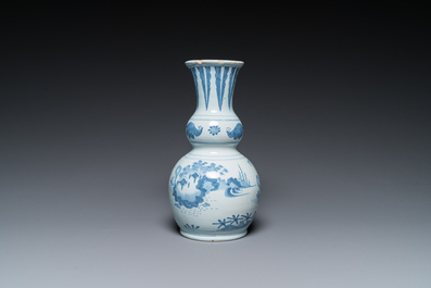 Deux vases et un saladier en fa&iuml;ence de Delft en bleu et blanc &agrave; d&eacute;cor chinois, 17/18&egrave;me