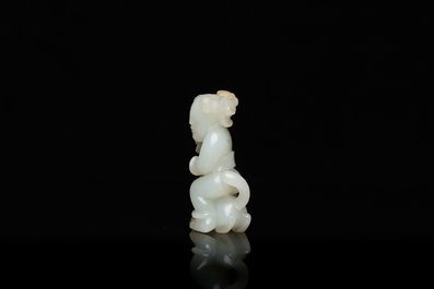 Sculpture en jade c&eacute;ladon d'un gar&ccedil;on avec un chat, Chine, Qing