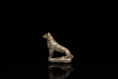 Un mod&egrave;le d'une panth&egrave;re en bronze romain et une plaque de ceinture avec un lion, ca. 2&egrave;me