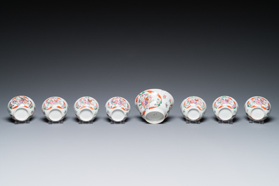 Een Chinees 20-delig famille rose theeservies met floraal decor, Qianlong