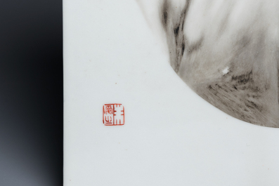 Een Chinese grisaille plaquette met een damesportret, Zhu Shouzhi 朱受之 zegelmerk, 20e eeuw