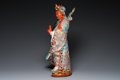 Een grote Chinese famille rose figuur van Guandi, gesign. Zeng Shandong 曾山東, gedat. 1984