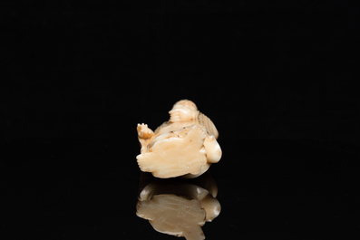 Bouddha de M&eacute;decine ou Bhaishajyaguru en pierre &agrave; savon sculpt&eacute;e, Chine, Qing