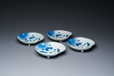 Vier Japanse blauw-witte driepotige perzikvormige schotels met kraanvogels, Edo, 18/19e eeuw