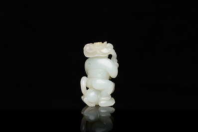 Sculpture en jade c&eacute;ladon d'un gar&ccedil;on avec un chat, Chine, Qing