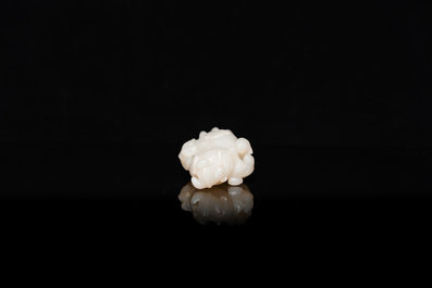 Een Chinese witte jade sculptuur van een 'Boeddha hand' met aapjes, Qing