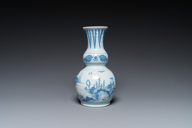Deux vases et un saladier en fa&iuml;ence de Delft en bleu et blanc &agrave; d&eacute;cor chinois, 17/18&egrave;me