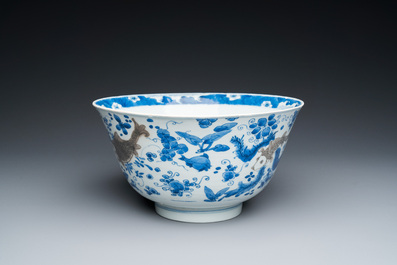 Een Chinese blauw-witte en koperrode kom met karpers, Kangxi
