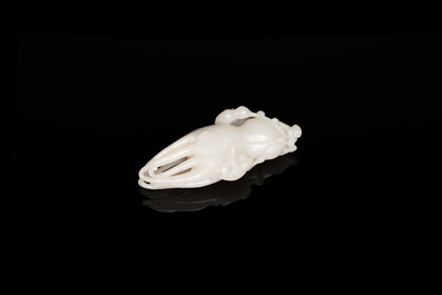 Een Chinese witte jade sculptuur van een 'Boeddha hand' met aapjes, Qing
