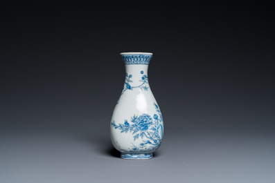 A Chinese blue and white-enamelled 'pheasants' vase, 19/20th C.