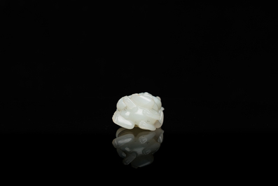 Sculpture en jade c&eacute;ladon d'un gar&ccedil;on avec un chat, Chine, Qing