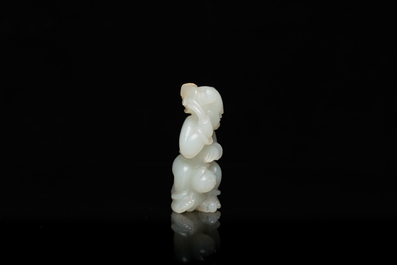 Sculpture en jade c&eacute;ladon d'un gar&ccedil;on avec un chat, Chine, Qing