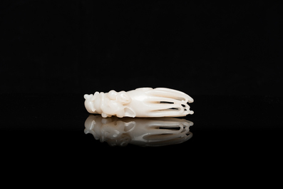 Een Chinese witte jade sculptuur van een 'Boeddha hand' met aapjes, Qing