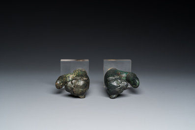 Paire d'ornements romains en forme de t&ecirc;te de panth&egrave;re et crochets en forme de doigt en bronze, ca. 2&egrave;me