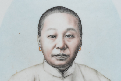 Een Chinese grisaille plaquette met een damesportret, Zhu Shouzhi 朱受之 zegelmerk, 20e eeuw