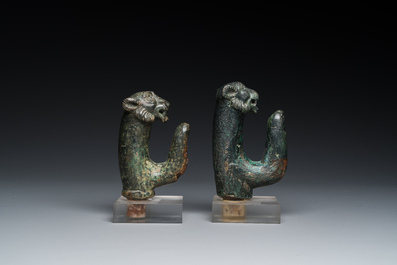 Paire d'ornements romains en forme de t&ecirc;te de panth&egrave;re et crochets en forme de doigt en bronze, ca. 2&egrave;me