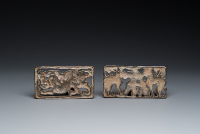 Twee Chinese riemgespversieringen in verguld brons, Xiongnu cultuur, Qin