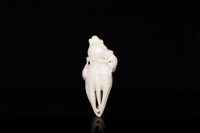 Een Chinese witte jade sculptuur van een 'Boeddha hand' met aapjes, Qing