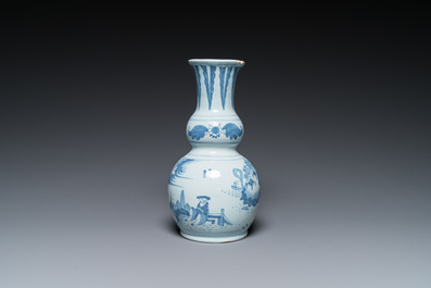 Deux vases et un saladier en fa&iuml;ence de Delft en bleu et blanc &agrave; d&eacute;cor chinois, 17/18&egrave;me