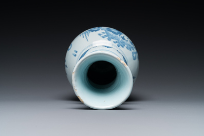 Deux vases et un saladier en fa&iuml;ence de Delft en bleu et blanc &agrave; d&eacute;cor chinois, 17/18&egrave;me