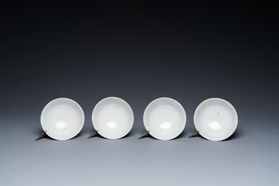 Service &agrave; th&eacute; de huit pi&egrave;ces en porcelaine de Chine famille rose &agrave; d&eacute;cor millefleurs &agrave; monture en argent, marque de Qianlong, 20&egrave;me