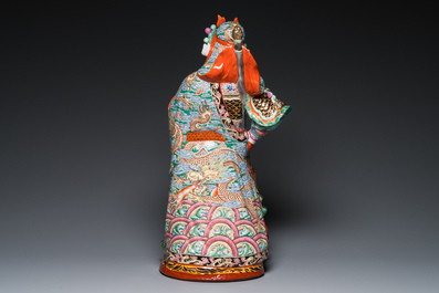 Een grote Chinese famille rose figuur van Guandi, gesign. Zeng Shandong 曾山東, gedat. 1984