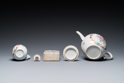 Een Chinees 20-delig famille rose theeservies met floraal decor, Qianlong