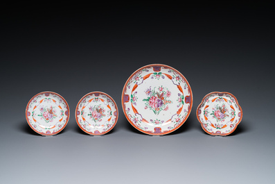 Een Chinees 20-delig famille rose theeservies met floraal decor, Qianlong