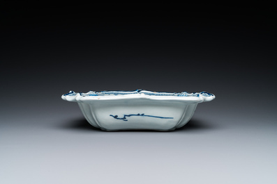 Deux vases et un saladier en fa&iuml;ence de Delft en bleu et blanc &agrave; d&eacute;cor chinois, 17/18&egrave;me
