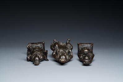 Drie Chinese bronzen figuren van Guanyu, Li Jing en een ambtenaar, Ming