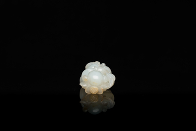Sculpture en jade c&eacute;ladon d'un gar&ccedil;on avec un chat, Chine, Qing