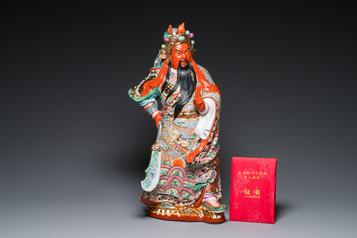 Een grote Chinese famille rose figuur van Guandi, gesign. Zeng Shandong 曾山東, gedat. 1984