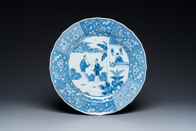 Drie Chinese blauw-witte 'Xi Xiang Ji' schotels, Qianlong