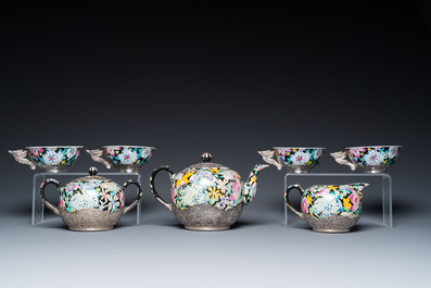 Service &agrave; th&eacute; de huit pi&egrave;ces en porcelaine de Chine famille rose &agrave; d&eacute;cor millefleurs &agrave; monture en argent, marque de Qianlong, 20&egrave;me