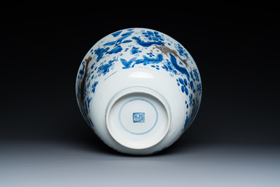 Een Chinese blauw-witte en koperrode kom met karpers, Kangxi