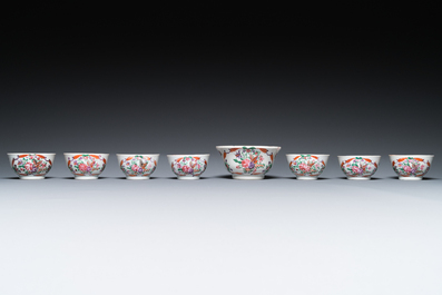 Een Chinees 20-delig famille rose theeservies met floraal decor, Qianlong