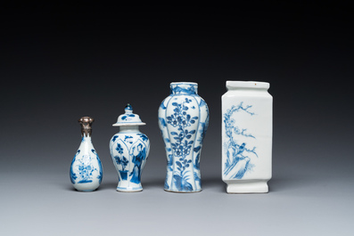 Vier Chinese blauw-witte vaasjes, Kangxi en later
