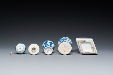 Vier Chinese blauw-witte vaasjes, Kangxi en later