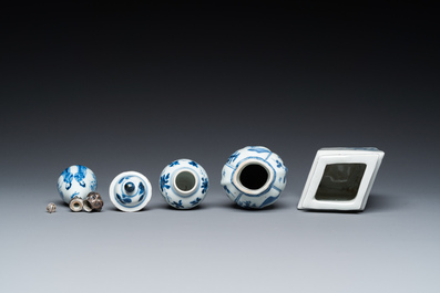 Vier Chinese blauw-witte vaasjes, Kangxi en later